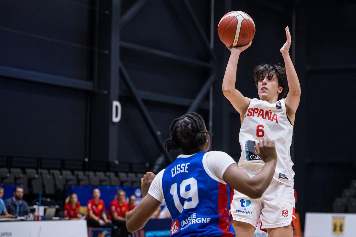 BaloncestoESP's tweet photo. Toca levantarse y 𝗟𝗨𝗖𝗛𝗔𝗥 mañana por una 𝗠𝗘𝗗𝗔𝗟𝗟𝗔  🥉

#U20F 🇪🇸 #SomosEquipo https://t.co/pPKwexDncW