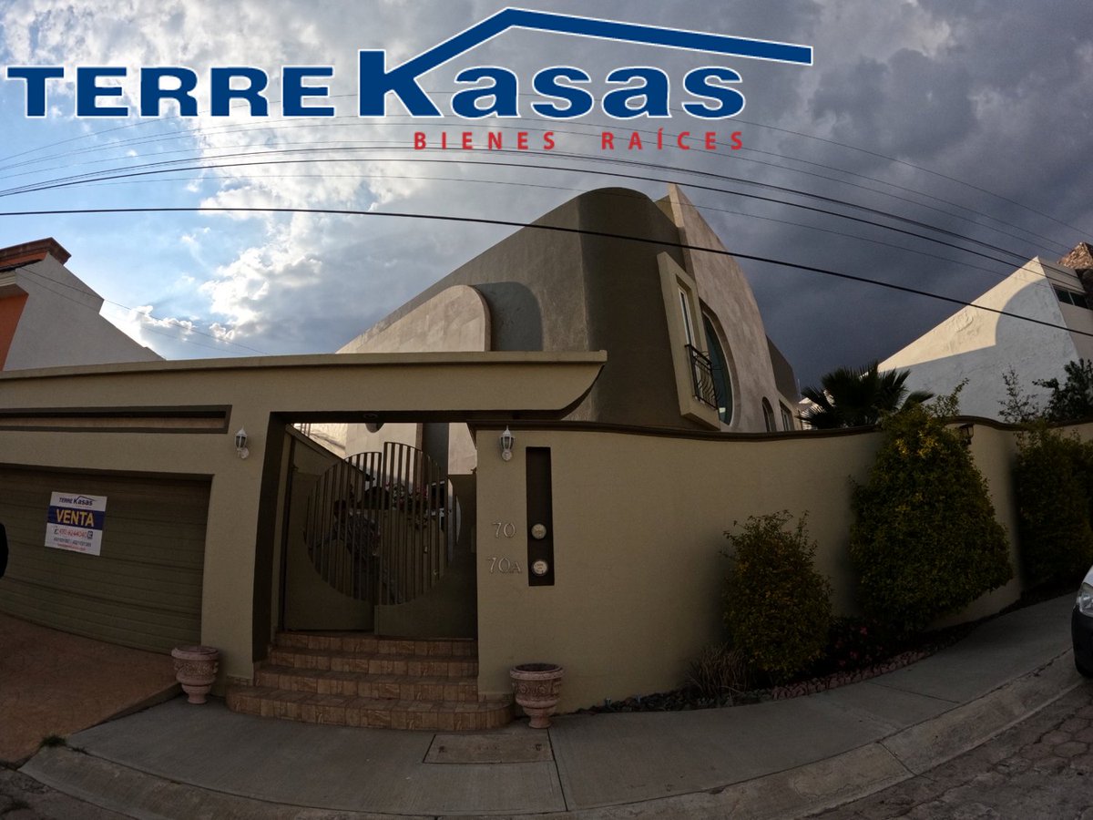 Terrekasas's tweet photo. Casa en Venta en Zacatecas en Privada Lomas de Galicia, en planta alta con 4 habitaciones (principal con vestidor, baño con regadera y jacuzzi) estudio y 1 baño, en planta baja cuenta con 1 habitacion (con vestidor y baño), sala con domo, comedor, cocina integral,etc. $9,500,000 https://t.co/w0y2pgAmno