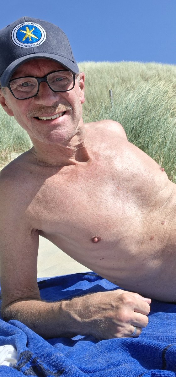 Pierre580909's tweet photo. At the beach ⛱️ 😎 https://t.co/NpJHbhcKGQ