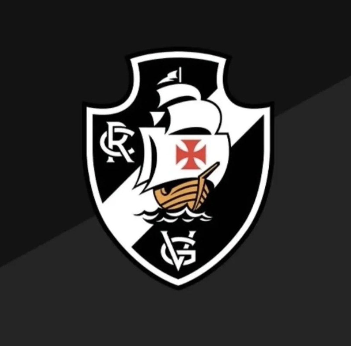 PodCruzmaltino's tweet photo. 💢 | NOTA DO CRVG

Há momentos na história de uma instituição centenária em que é preciso parar, respirar e agradecer. Este é um desses momentos.

Agradecemos à Justiça, na figura do Desembargador Cesar Cury e da Juíza Simone Chevrand, pela serenidade e imparcialidade que o momento exigiu. Quando as paixões falam alto, é o equilíbrio de quem julga que garante que a verdade prevaleça.

Nossa gratidão à Família Lamacchia, que cuidou do Vasco e soube separar quem quer o bem do clube de quem se diz “vascaíno”, mas manipula e se esconde atrás da 777 para fazer mal ao Vasco.

Ao jurídico do clube, uma das forças desta gestão, o reconhecimento por ter defendido o Vasco incansavelmente. E aos vice-presidentes, diretores, beneméritos e conselheiros que não fugiram da necessária defesa institucional.

Aos funcionários, testemunhas da luta do dia a dia, obrigado pelo carinho e pelas palavras de motivação. Aos credores que acreditaram no processo de recuperação do clube. À imprensa, que cumpriu seu papel de informar e esclarecer, permitindo ao torcedor entender o que estava em jogo.

E, acima de tudo, o agradecimento maior a vocês, vascaínos, que se mobilizaram, se manifestaram e se uniram na defesa do Vasco. Vocês foram a força nos dias mais difíceis e são a razão pela qual seguimos lutando.

Saudações vascaínas.

Pedrinho
Presidente
Club de Regatas Vasco da Gama