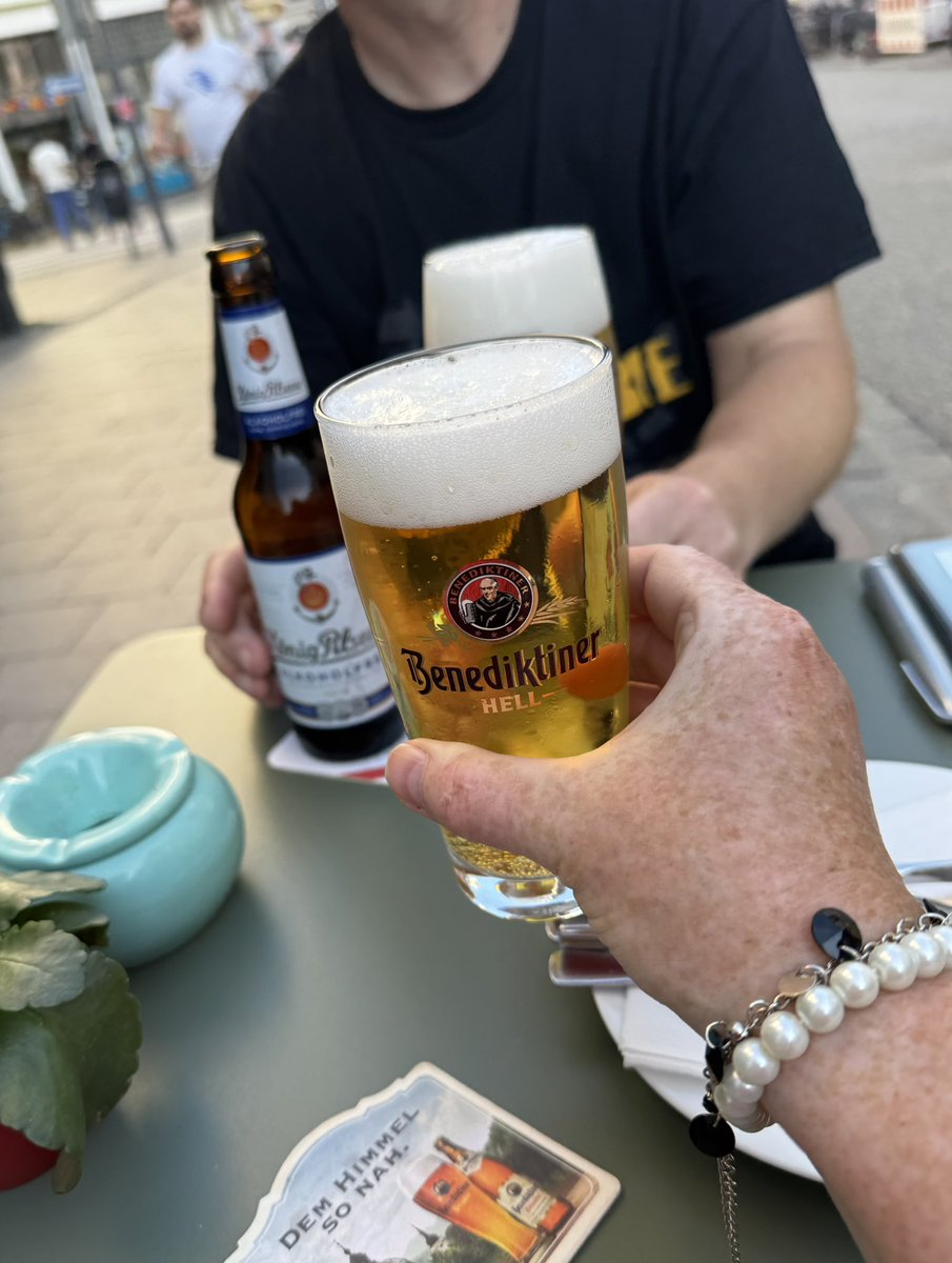 andora_bel's tweet photo. Beer, Currywurst and Football…. #twittertreff mit @MeilowMarco https://t.co/1qCfv1U9X1