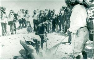 sabahatinismail's tweet photo. AB VE AP'A SESLENİYORUM: 
1974 MÜDAHALESİNİN, KADINLAR VE KIZ ÇOCUKLARI ÜZERİNDEKİ ETKİLERİNİ ÖĞRENMEK İSTERSENİZ, TÜRK ORDUSUNA SALDIRMAK YERİNE, TAŞKENT, ATLILAR, MURATAĞA, SANDALLAR KATLİAMLARINA BAKINIZ, KENDİ MEDYANIZIN YAZDIKLARINI OKUYUNUZ! (2)

AVRUPA-ABD  BASINI RUM KATLİAMLARINI NASIL YANSITTI? 

Önceki yazımda, Avrupa Parlamentosu'nda alınan ve 1974 Barış harekatının " Kıbrıslı kadınlarla kız çocukları üzerindeki etkileri"ni bahane ederek Türk ordusuna iftiralarla saldıran ve Türkiye'den tazminat isteyen kararı değerlendirmiştim.
Bu yazımda da, Avrupa- ABD basınında yayınlanan ve 1974'de yüzlerce Türk kadını ve Türk çocuğunun Rum-Yunan askerleri tarafından katledildiğini gözler önüne seren görgü tanığı haberlerinde alıntılar aktarmak istiyorum
Avrupa Parlamentosu milletvekilleri okusun ve Türk ordusunu suçlamak yerine asıl mağdur olanın Türk halkı olduğunu görsün

 ALMANYA'NIN SESİ RADYOSU// 30.7.1974:

"İnsanlık aklı, Yunanlıların Kıbrıs'ta yaptığı bu cellatlığı asla kabul edemez. Türk evlerine giren Yunan-Rum Milli Muhafızları, kadın ve çocuklar üzerine mermi yağdırıyor, büyükleri boğazlıyor ve yakaladıkları Türk kadınlarının hepsinin ırzına geçiyorlardı..."
***
ABD, UPİ Ajansı Kıbrıs Muhabiri, Görgü Tanığı- 24.7.1974:

"Yunanlılar, Limasol'da bir çok kadın ve çocuğu öldürdü. Yol üstünde 20 çocuk cesedi gördüm. Yunanlı askerler evlerine girip kadın öldürmek için akbabalar gibi beklemektedirler".
***
France Soir Gazetesi Muhabiri, Görgü Tanığı
24.7.1974:

"Son derece utandırıcı olayları kendi gözlerimle gördüm. Rumlar Türk camilerini yaktılar ve Mağusa civarındaki köylerde bulunan Türk evlerini ateşe verdiler. Silahı ve savunması olmayan Türk köyleri Rum çapulcular tarafından yaratılmış vahşet havası içinde yaşamaktadırlar...Ellerinde bazukaları olan Rumlar, Türk köylerinde büyük kargaşıklıklara sebep olmaktadırlar. Rumlar'ın bu hareketleri insanlık namına utanç vericidir."
***
Washington Post Muhabiri, Görgü Tanığı 
30.7.1974:

"Larnaka yakınındaki Alaminyo Köyü'nde 25 ile 55 yaşları arasında 14 Türk öldürülmüş ve cesetleri buldozerlerle bir çukura doldurulmuştur. Limasol yakınında küçük bir Türk köyüne Rumlar'ın yaptığı bir baskın sonucu 200 kişiden 36'sı öldürülmüştür. Rumlar, Türk Kuvvetleri gelinceye kadar tüm Türklerin öldürülmesi için emir aldıklarını söylemektedirler".
***
Almanya'nın Sesi Radyosu// 30.7.1974:

"İnsan aklı Rum katliamını anlayamaz. Mağusa Bölgesinin etrafındaki köylerde Rum Milli Muhafız askerleri akıl almaz şekilde vahşilik örnekleri gösterisi yaptılar. Türk köylerine girerek, merhametsizce kadın ve çocukları kurşun yağmuruna tuttular. Bir Türk'ün boğazını kestiler."
***
London Times Gazetesi İngiltere// 22.7.1974:

"Binlerce Türk rehine olarak tutulmaktadır. Türk kadınlarının ırzına geçildi ve Türk çocukları yollarda öldürüldü. Leymosun'da Türk tarafı yakıldı. Olaylar Kıbrıs Rumları tarafından teyid edildi."
***
Jhon Akass, The Sun Gazetesi, Görgü Tanığı 30.9.74:

"Muratağa Köyü'nün Türk sakinleri 16 Ağustos 1974'de katledilmişlerdir. Ekserisi ihtiyar, kadın ve çocuklardan oluşmuştur. Bunlar Türk taarruzunun ikinci gününde komşu
köylerdeki üniformasız Rumlar tarafından öldürülmüşlerdir.Cesetlerin sadece 1 metre gibi az bir derinlikte kalabildiği bu ölüm çukurları kendilerine kazdırılırken öldürülmüşlerdir. Bu asla bir harp olamaz. Bu olsa olsa bir alçaklık olabilir."
***
+++
Toplu katliam çukuru BM Barış Gücü gözetiminde açılırken.