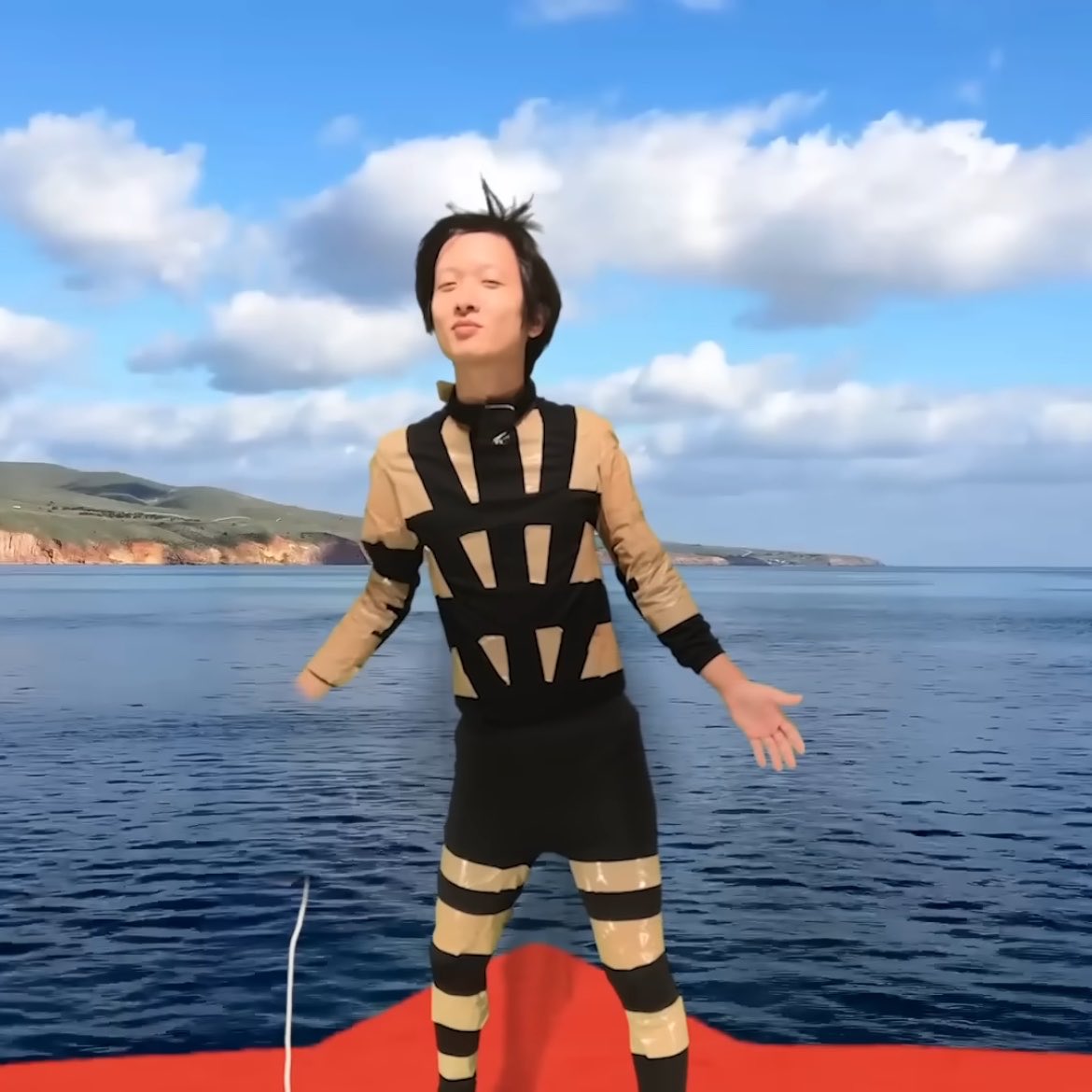 gunjyo3's tweet photo. 夏を刺激しないタイプのガムテ衣装ならおすすめ

HOT LIMIT逆翻訳したら夏がどこか遠くにいった【ガムテ衣装で歌うMV】 
https://t.co/3cl7tIXfvp https://t.co/2X3lSqIGiq