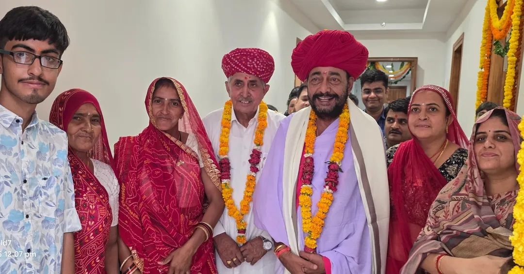 otaramjidewasi's tweet photo. दिल्ली में जालौर-सिरोही लोकसभा क्षेत्र के लोकप्रिय सांसद श्री लुम्बाराम चौधरी जी के नवीन राजकीय आवास के गृह प्रवेश समारोह में सम्मिलित होकर उन्हें हार्दिक शुभकामनाएं एवं बधाई दी।

ईश्वर से प्रार्थना है कि आपका यह नया आवास जनसेवा, विकास और क्षेत्रवासियों के कल्याण के नए संकल्पों का केंद्र बने। आपके सफल, स्वस्थ एवं यशस्वी जीवन की मंगलकामनाएँ।

@BhajanlalBjp
@rajcmo
@lumbaram64

#Delhi #LumbaramChoudhary #GrihaPravesh #Jalore #Sirohi