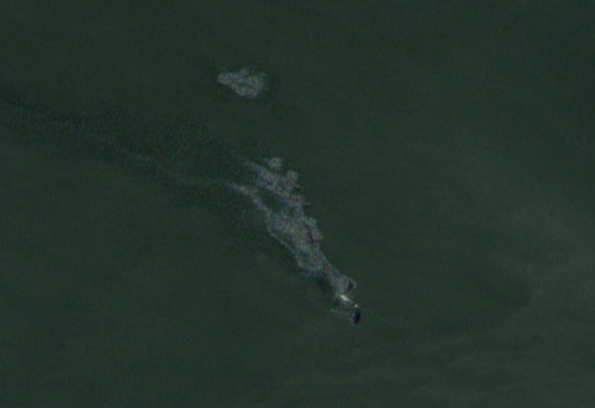 Osinttechnical's tweet photo. ESA's Sentinel-2 passed over the Sea of Azov this afternoon and saw multiple Russian vessels on fire or leaking fuel/oil after the massive Ukrainian maritime drone strike last night. https://t.co/KBQxXYevcf