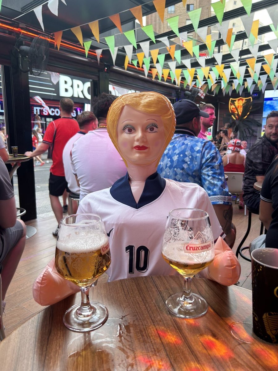 Crossley_SWFC's tweet photo. Our plastic Pam in benners #ssnthreelions https://t.co/31mrxImQUa