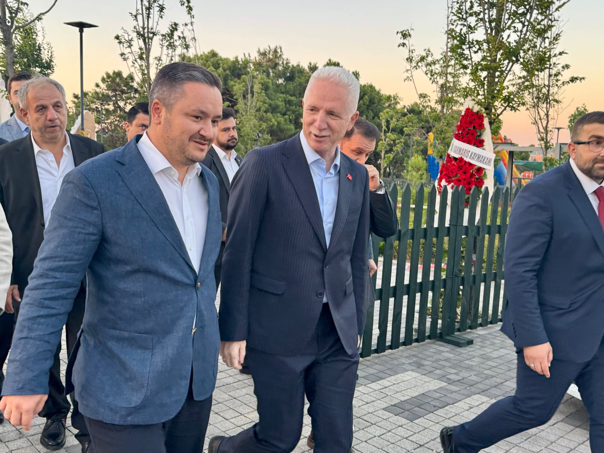 ozdemirsamet's tweet photo. 📍İstanbul

AK Parti Genel Başkan Yardımcımız, Sosyal Politikalar Başkanımız Sayın Dr. Fatma Betül Sayan Kaya ve İstanbul Valimiz Sayın Davut Gül ile birlikte, Başkanımızın danışmanı Furkan Kamacı ile Hanife Eren kardeşlerimizin nikâh merasimine katıldık.

Rabbim, Furkan ve Hanife kardeşlerimize iki cihan saadeti nasip eylesin. Genç çiftimize huzur, muhabbet ve bereket dolu bir ömür diliyor; Kamacı ve Eren ailelerini tebrik ediyorum.
