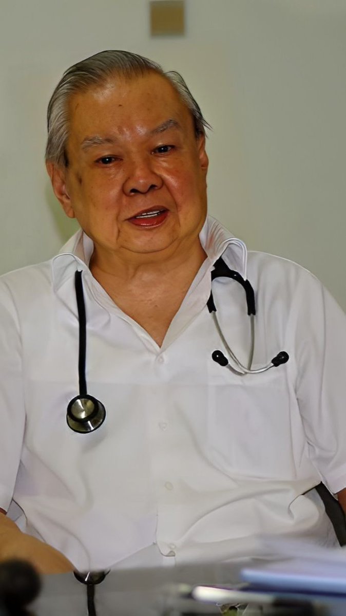 RavenweX's tweet photo. Standard tertinggi seorang humanis di Indonesia itu melekat sama nama Dokter Lo dari Solo.

Bukan cuma gratisin biaya periksa, beliau nekat bikin kesepakatan rahasia sama beberapa apotek. Tiap ada pasien miskin yang butuh obat mahal, beliau bakal nandain kertas resepnya pakai kode khusus. Tujuannya biar tagihan obat itu dialihkan langsung ke kantong pribadi beliau.

Pendapatannya sering terkuras habis cuma buat nebus obat orang lain yang bahkan gak punya hubungan darah sama dia. Dedikasi tanpa pamrih yang konsisten jalan dari tahun 1960 sampai akhir hayatnya di awal 2024.

Rest in peace, Dok. Kebaikan model begini yang bikin kita yakin kalau dunia belum sepenuhnya rusak.

Ada satu kutipan beliau yang paling nancep: 'Kalau mau kaya jangan jadi dokter, jadi pengusaha saja.' Beliau beneran megang prinsip itu sampai napas terakhirnya.