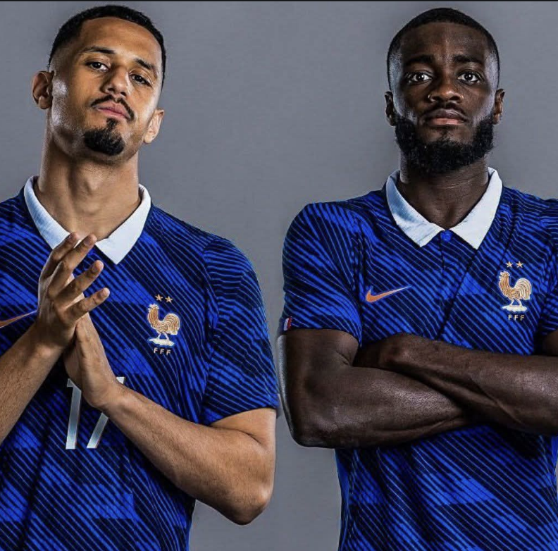 TouchlineX's tweet photo. 🚨 𝗡𝗘𝗪: Upamecano and Saliba did NOT train with the group today! 😳

— @lequipe https://t.co/q0TVw7Ckjw