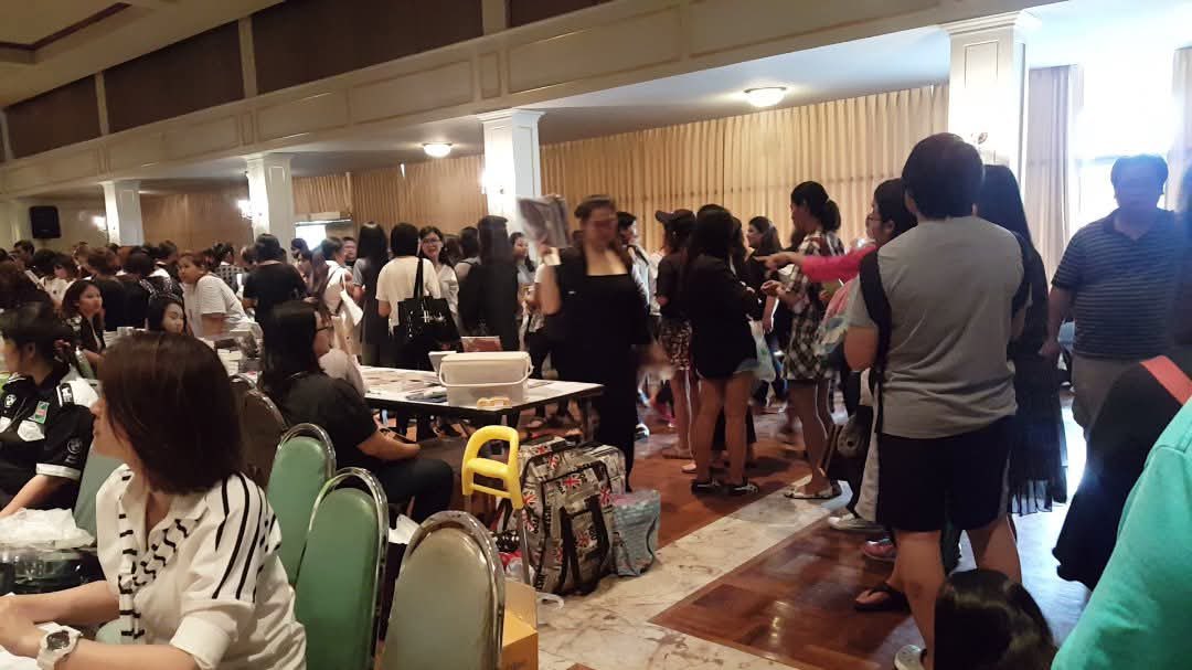paozhii's tweet photo. นี่หวังว่าจะเห็นงาน Ybookfair ครั้งต่อๆไปอีก ไม่อยากให้หายไปเลย 

ภาพแรกนี้เพื่อนถ่ายตอนไปงาน Ybookfair สมัยปี 60 ที่จัดแถวๆสนามเป้า นับว่าเป็นอีเว้นที่อยู่คู่สาววายมานานมากกก…(ห้ามเดาอายุ)

มาปีนี้ชีได้จัดศูนย์ประชุมแห่งชาติสิริกิติ์เลยนะเว้ยยย (อึ้ง) แม้จะเป็น Hall เล็ก เบียดเสียดอยู่บ้าง แต่ทุกคนอย่าลืมว่างานนี้เข้าฟรีเด้อ 😭