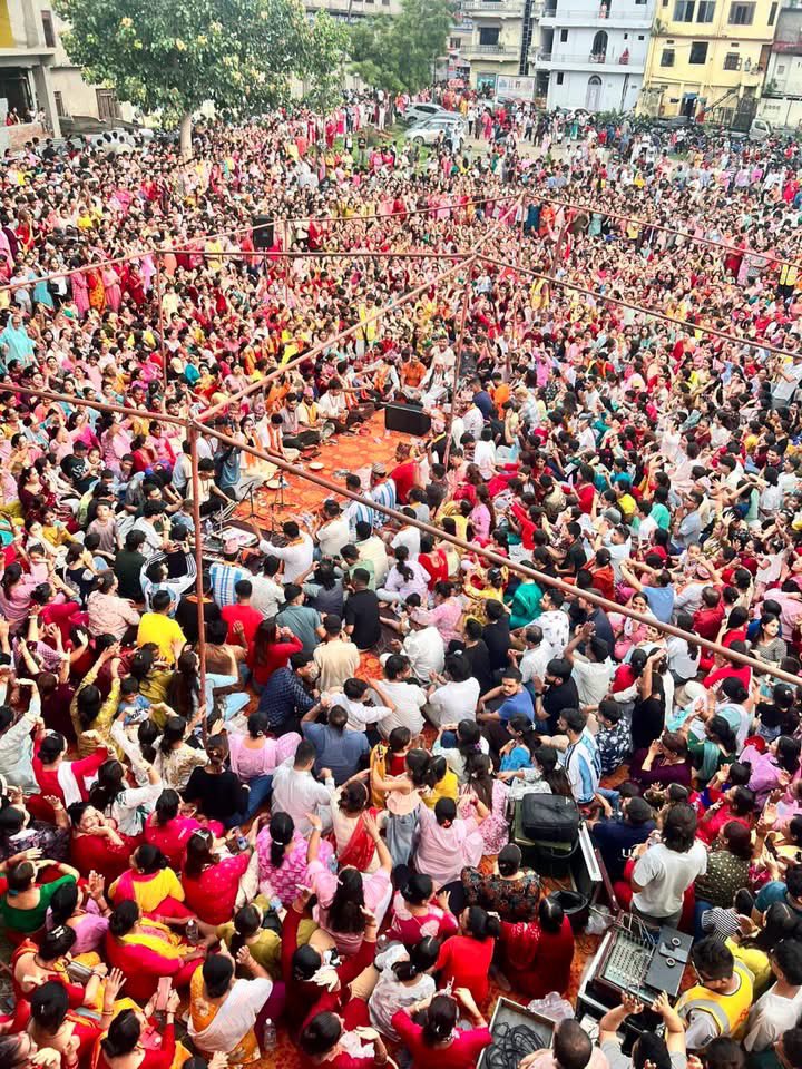thenepalitruth's tweet photo. आजMRR को भजन बुटवल देविनगरमा। 

अनी कनकमणि, नारायण वाग्ले, निर्मला ढकालहरू, 
दशैंलाई autumn फेस्टिवल भन्नेहरू 
नबोलाऊलाएर को बहुलाउछन MRR विरुद्ध । https://t.co/ox7DHdgPeQ
