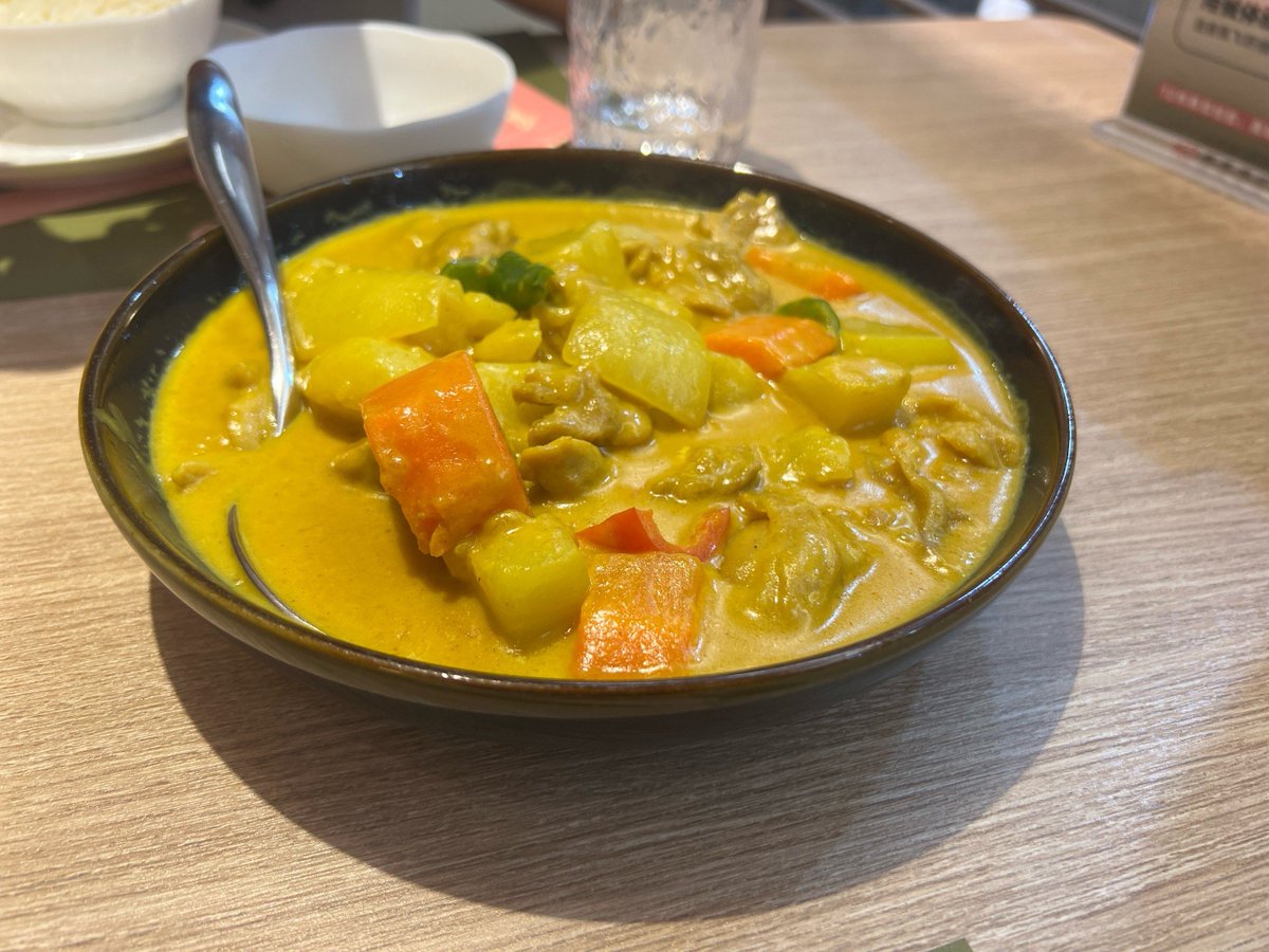 ToscaKa's tweet photo. Treat your taste buds to authentic Thai green curry tonight! Creamy coconut milk, spicy Thai basil, and tender chicken come together in this vibrant dish—perfect for a cozy weeknight feast. https://t.co/N1D0qwLau1