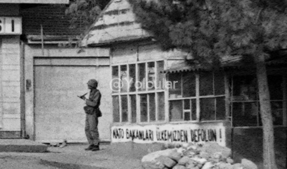 Yolcular47's tweet photo. Fatsa'daki halk iktidarına yönelik oligarşi tarafından gerçekleştirilen Nokta Operasyonu'nda "NATO Bakanları Ülkemizden Defolun!" yazılaması önüne dikilen asker, 11 Temmuz 1980.

Fatsa'da sıkıyönetim ilan edip devrimcileri yıldırabileceklerini sananlar, NATO önünde el pençe divan duranlar; NATO'yu protesto etmelerinden korktukları 25 devrimci genci tutuklayarak anti-emperyalist mücadelenin biteceğini zannediyor!

Baskılar nafile, Fatsa'dan bugüne devrimci bir yol var!