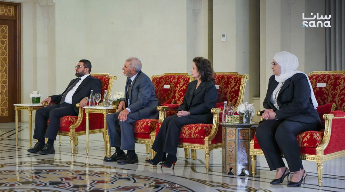 Sana__gov's tweet photo. رئيس المحكمة الدستورية العليا الدكتور عصام الخليف وأعضاؤها يؤدون اليمين الدستورية أمام الرئيس أحمد الشرع في قصر الشعب بدمشق، إيذاناً ببدء مهامهم رسمياً.

#سانا https://t.co/MIN0JLucNT