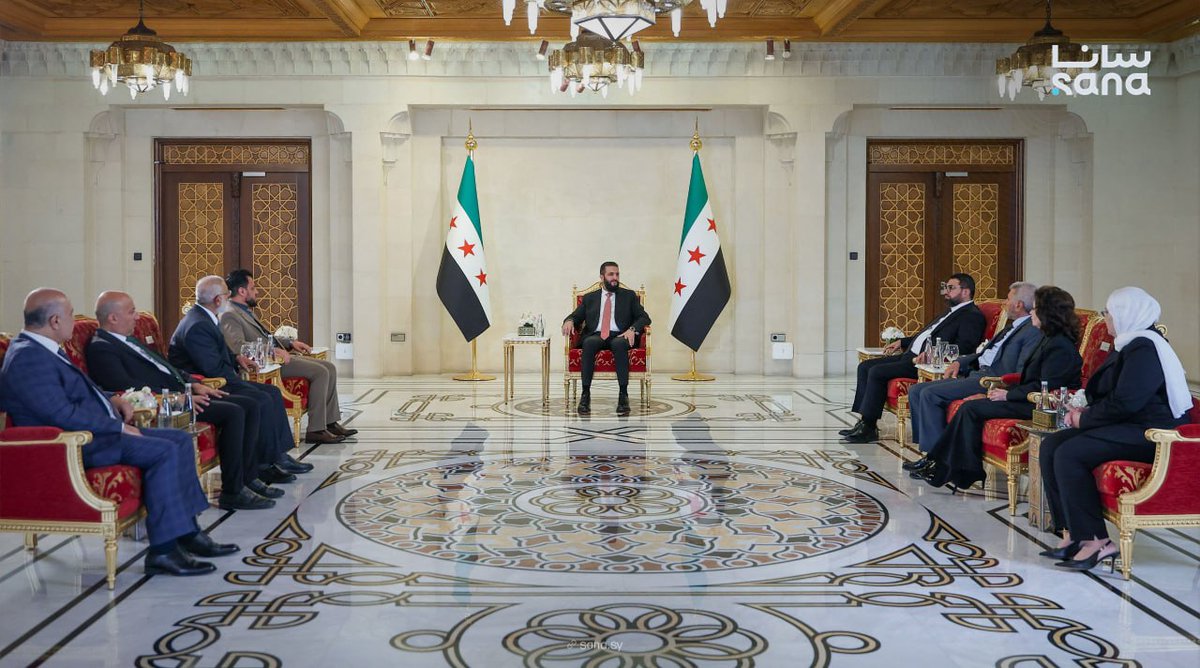 Sana__gov's tweet photo. رئيس المحكمة الدستورية العليا الدكتور عصام الخليف وأعضاؤها يؤدون اليمين الدستورية أمام الرئيس أحمد الشرع في قصر الشعب بدمشق، إيذاناً ببدء مهامهم رسمياً.

#سانا https://t.co/MIN0JLucNT