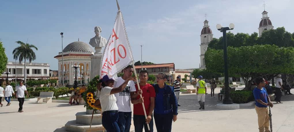 CubaMES's tweet photo. 🇨🇺✨ En el céntrico Parque Céspedes, lugar hermoso y lleno de históricas alegrías para los manzanilleros se realizó el abanderamiento de las Guerrillas "13 de Marzo", en el año del centenario del natalicio  fe #FidelPorSiempre. 

ℹ️📷 #UDGranma 
 #MiMoncadaEsLaPatria
#Cuba https://t.co/0uguQ1BWBk