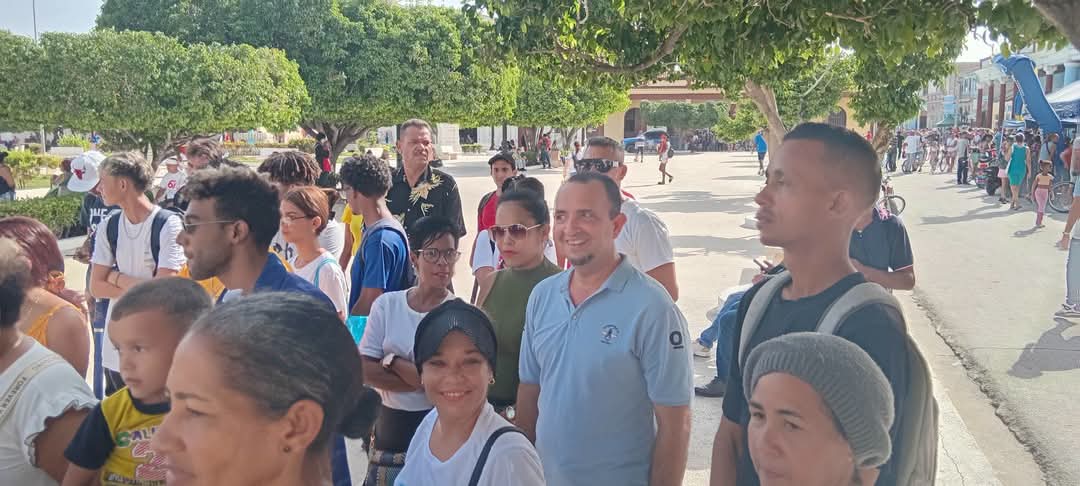 CubaMES's tweet photo. 🇨🇺✨ En el céntrico Parque Céspedes, lugar hermoso y lleno de históricas alegrías para los manzanilleros se realizó el abanderamiento de las Guerrillas "13 de Marzo", en el año del centenario del natalicio  fe #FidelPorSiempre. 

ℹ️📷 #UDGranma 
 #MiMoncadaEsLaPatria
#Cuba https://t.co/0uguQ1BWBk
