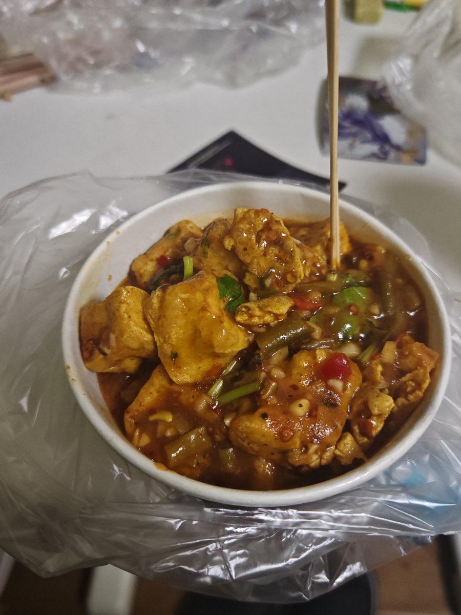happygu78348360's tweet photo. Craving crispy fried stinky tofu with spicy chili flakes at the night market  Street food hits different! https://t.co/6P1ydC63Va