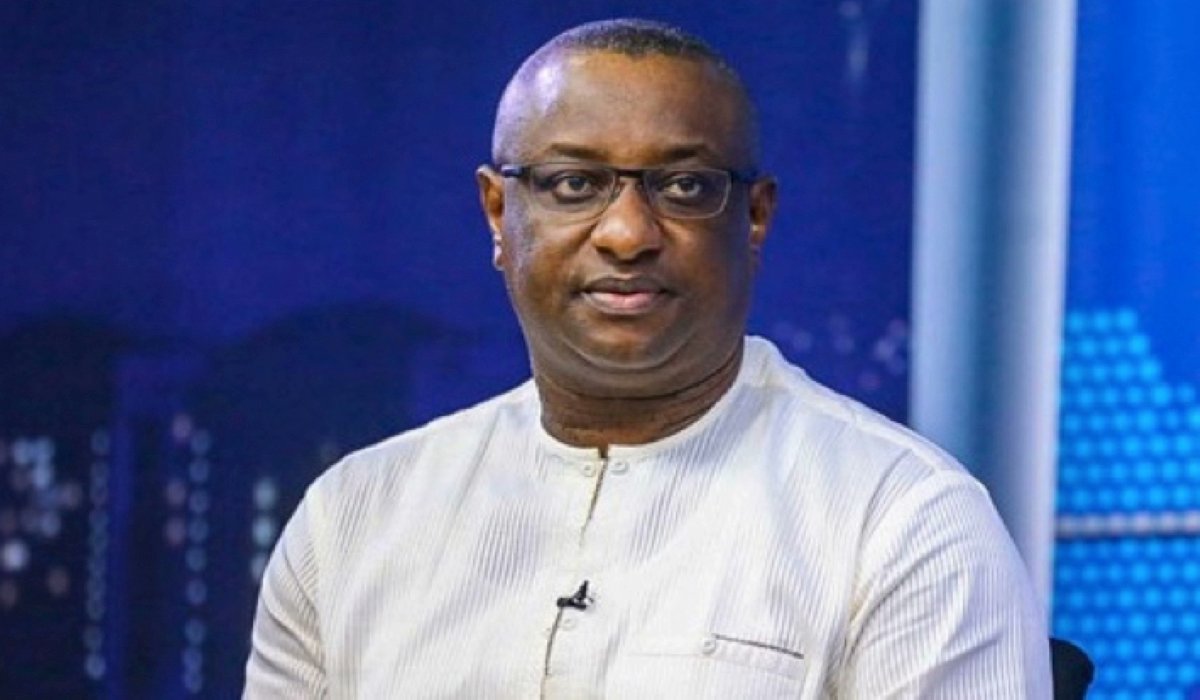 ParallelFacts's tweet photo. “KWAM 1 Stopped a Plane, Oshiomhole Caused Airport Chaos, Yet You Clamped Peter Obi's Vehicle” — Netizen Blasts Keyamo Over Political Attack on Obi https://t.co/SYtrFEjLAu https://t.co/jwTRcuSf37