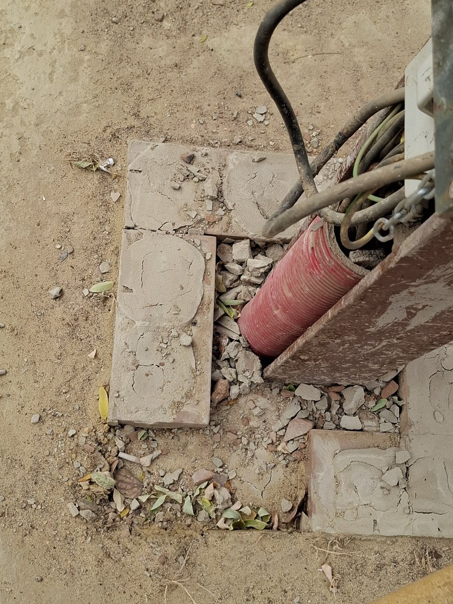 DavidLp32705032's tweet photo. Es una absoluta VERGÜENZA q rompan uno d los BASAMENTOS D LAS FAROLAS ORIGINALES D 1929 inmediatos a la Plaza d España, q lo sepa media Sevilla a través d las redes sociales y q ni las autoridades municipal y autonómica (es BIC) ni la Prensa hayan dicho NADA. Ni en una Dictadura. https://t.co/8gmwa1JKFJ