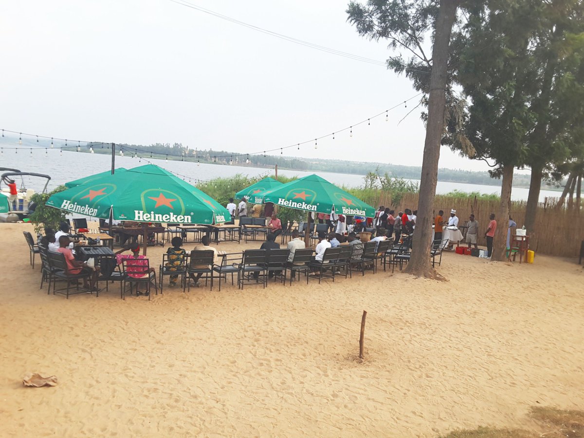 EcoleSSJT's tweet photo. Umunsi wasojwe no gutembera mu bwato, ibintu byarushijeho gushimangira ubumwe, gukorera hamwe no kongera imbaraga zo gutangira umwaka mushya bafite icyizere n'umuhate. Twifurije buri wese ibiruhuko byiza ndetse n'umwaka mushya uzabe uw'intsinzi n'iterambere. https://t.co/iY4rZg0T57