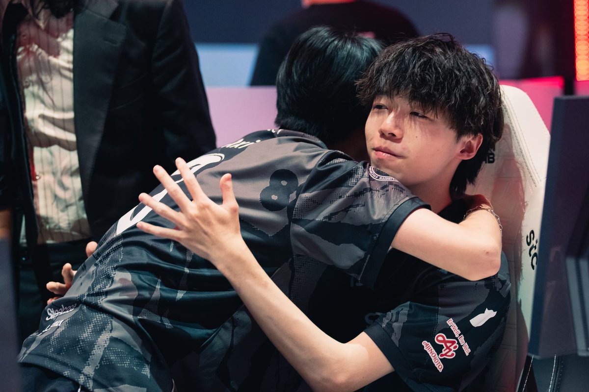ALGS_JP's tweet photo. #ALGS Year 6 Split 1 Playoffs

APAC North、そして日本のチームは多くのファンの期待を背負い、世界に挑んできました。その度、世界の大きな壁に阻まれ失意のどん底の中、諦めず牙を磨き続けてきました。そして迎えた6年目のALGS。ついに、ついに世界の頂点へUNLIMITが立つことができました。

しかし、Year 6のALGSはまだ終わりません！
上手くいかなったチームも選手であり続ける限り、挽回するチャンスはずっと訪れます。
Split 2 Playoffs、そして札幌で行われるChampionshipでも日本そしてAPAC Northへ大きく期待しましょう！

全てのチーム。そして、優勝したUNLIMITへ敬意を込めて。

GGs APAC North.
