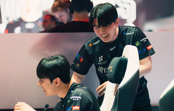 ALGS_JP's tweet photo. #ALGS Year 6 Split 1 Playoffs

APAC North、そして日本のチームは多くのファンの期待を背負い、世界に挑んできました。その度、世界の大きな壁に阻まれ失意のどん底の中、諦めず牙を磨き続けてきました。そして迎えた6年目のALGS。ついに、ついに世界の頂点へUNLIMITが立つことができました。

しかし、Year 6のALGSはまだ終わりません！
上手くいかなったチームも選手であり続ける限り、挽回するチャンスはずっと訪れます。
Split 2 Playoffs、そして札幌で行われるChampionshipでも日本そしてAPAC Northへ大きく期待しましょう！

全てのチーム。そして、優勝したUNLIMITへ敬意を込めて。

GGs APAC North.