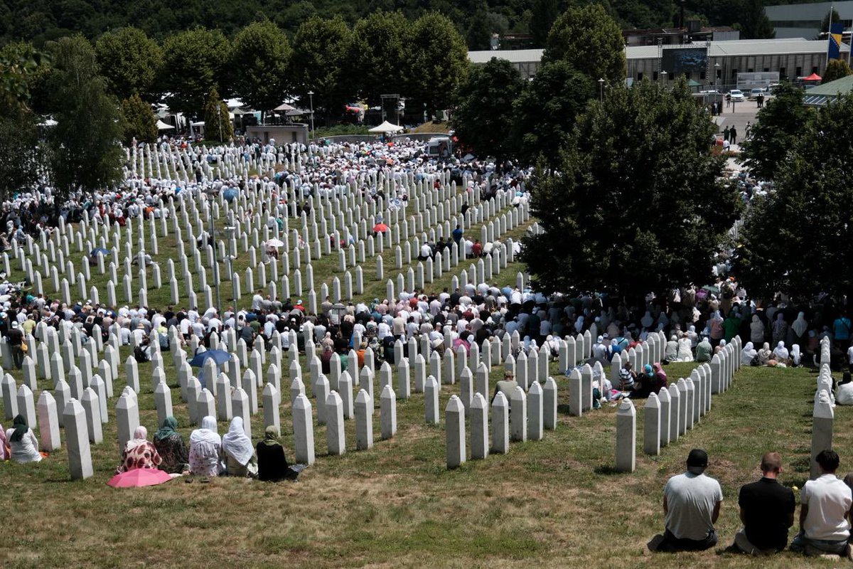 PCRCBiH's tweet photo. Danas su naši mladi prisustvovali komemoraciji u Memorijalnom centru Srebrenica, stojeći uz hiljade ljudi koji su se okupili da odaju počast žrtvama genocida.

Prošli su među mezarima preko 8.000 muškaraca i dječaka bosanskih Muslimana, svjedočili važnosti ovog dana, i stajali u znak sjećanja zajedno sa preživjelima, porodicama i ljudima iz cijelog svijeta koji su se okupili da kažu: nikada nećemo zaboraviti.

#PCRCBiH #SYS26 #Srebrenica31 #sjecanje #mladi #remembrance #youth