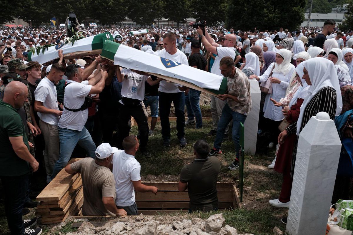 PCRCBiH's tweet photo. Danas su naši mladi prisustvovali komemoraciji u Memorijalnom centru Srebrenica, stojeći uz hiljade ljudi koji su se okupili da odaju počast žrtvama genocida.

Prošli su među mezarima preko 8.000 muškaraca i dječaka bosanskih Muslimana, svjedočili važnosti ovog dana, i stajali u znak sjećanja zajedno sa preživjelima, porodicama i ljudima iz cijelog svijeta koji su se okupili da kažu: nikada nećemo zaboraviti.

#PCRCBiH #SYS26 #Srebrenica31 #sjecanje #mladi #remembrance #youth