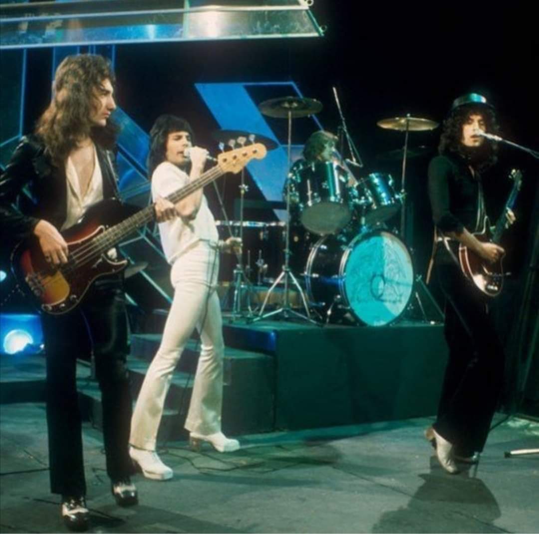 Dalma7127741's tweet photo. FABULOUS NIGHT 👑 #QUEENIGHT #FREDDIEMERCURY #STYLEROCK https://t.co/XwsSQaxjgD