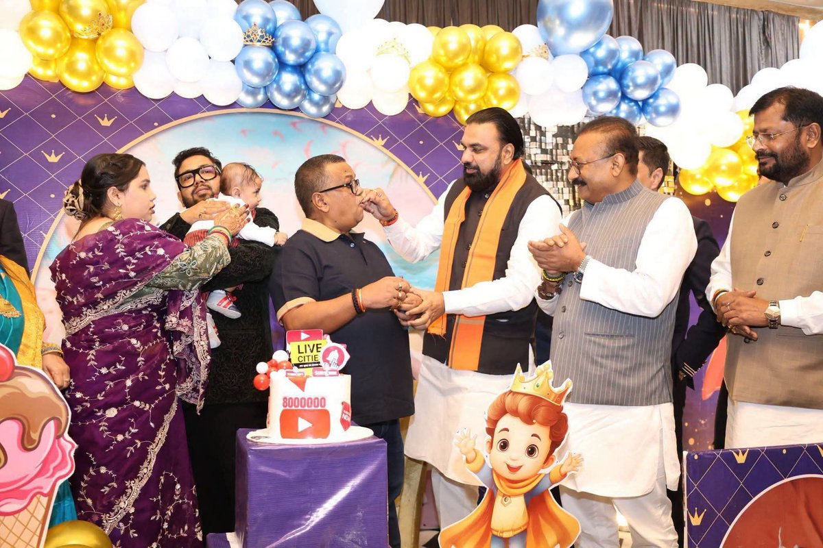 KHUSHTAR_786's tweet photo. बिहार की राजनीति का सबसे शर्मनाक दृश्य यही है।
मुख्यमंत्री हो या विपक्ष के नेता, सत्ता हो या विपक्ष—सब एक ऐसे YouTuber के दरबार में हाज़िरी लगाते नज़र आते हैं, जिसकी पत्रकारिता की साख पर लगातार सवाल उठते रहे हैं।
आखिर ऐसी क्या मजबूरी है कि बिहार का पूरा राजनीतिक वर्ग उसके मंच पर जाकर अपनी मौजूदगी दर्ज कराता है? क्या जनता से बड़ा अब सोशल मीडिया का दरबार हो गया है?
#bihar