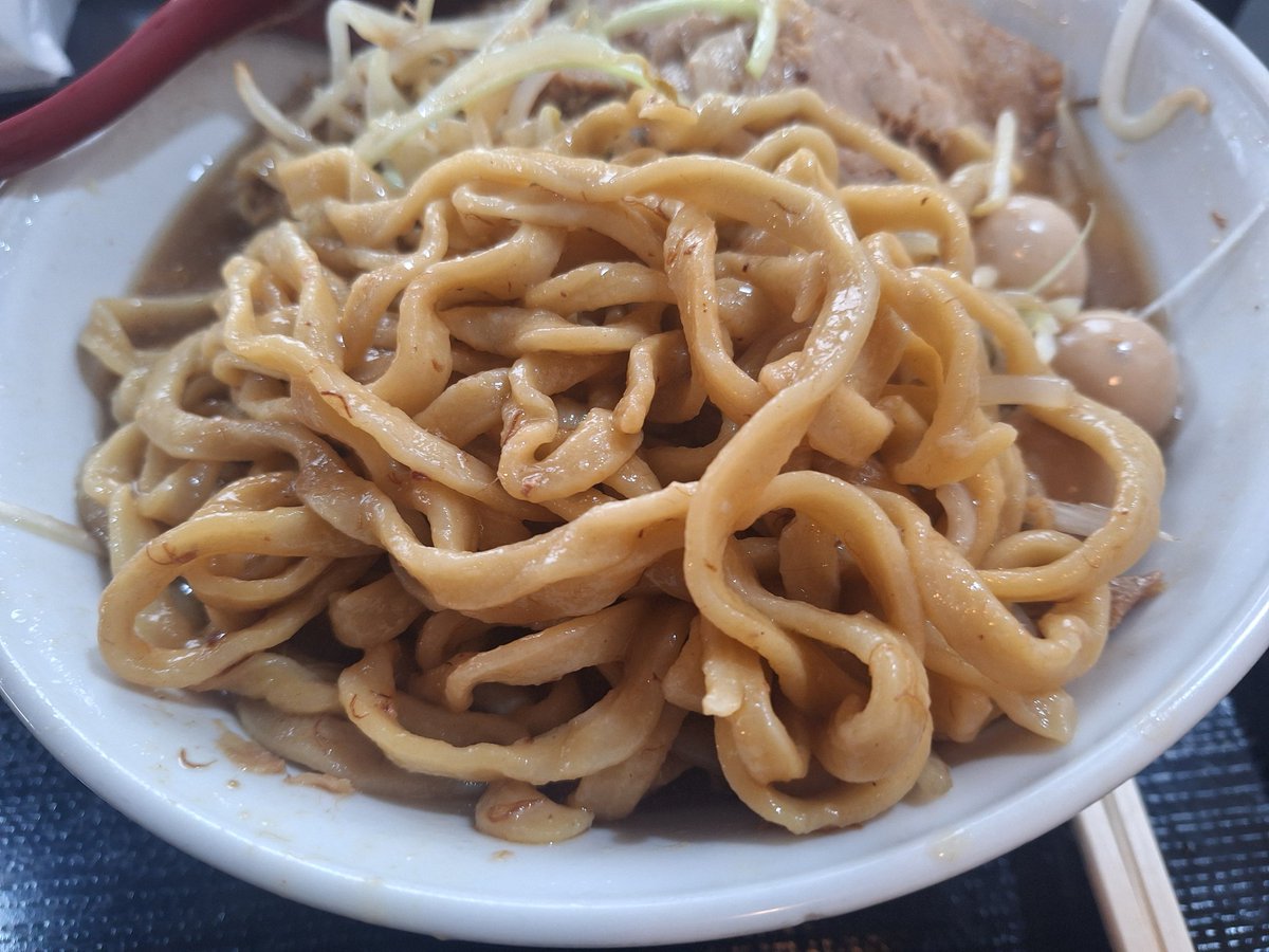 ludwig64932698's tweet photo. ラーメン貴丸 上籠谷町

お昼は会社仲間４人で訪問
ﾗｰﾒﾝ全ﾏｼ1000円 うずら100円 
ﾙｯｺ ｼﾗｶﾞﾈｷﾞ野菜の盛りが凄い
微乳化ｽｰﾌﾟに極太麺が相性良く旨い
大き目の豚が箸で掴めないぐらい柔らか食べ応えあり凄く旨い🤩
うずらは必須です
美味しく後半ﾙｯｺに付け美味しく頂き完食です😋 https://t.co/ZcWG7n9v5b