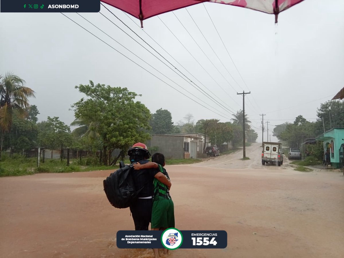 ASONBOMDGT's tweet photo. 🚨 Inundaciones por lluvias 🚨

Varios sectores del municipio de Fray Bartolomé de Las Casas, Alta Verapaz  han quedado inundadas debido a las fuertes lluvias, elementos de la estación de @ASONBOMDGT de Fray Bartolomé de Las Casas a bordo de las unidades RD-05, RD-137 y FD-01 han sido desplegadas para evacuar a varias personas y trasladarlas a un lugar seguro o albergues temporales, los lugares afectados hasta el momento son: 

Barrio Los Laureles
Barrio La Vilmita
Barrio Santa Rosa
Comunidad Chinacobejá
Sector María del Carmen. 

Las personas evacuadas han sido trasladadas con familiares y al salón comunal del Barrio La Vilmita y la Casa de la Cultura de Fray Bartolomé de Las Casas.

#Emergencias #ASONBOMD #AltaVerapaz

#LineadeEmergencias1554 
#LineadeEmergenciasWhatsApp50426314