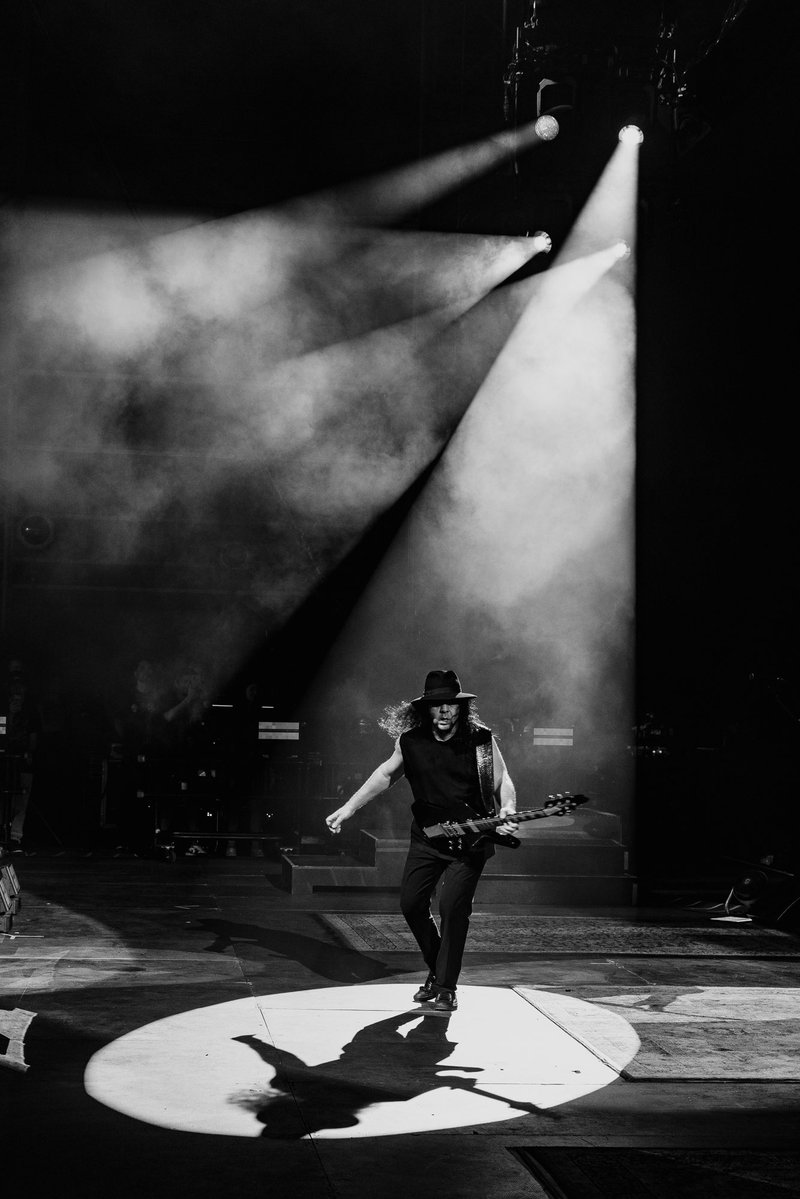 daronmalakian's tweet photo. Düsseldorf brought the 🔥!!!! 

📷: @audiomassacre https://t.co/ooQ0TEQg5Y