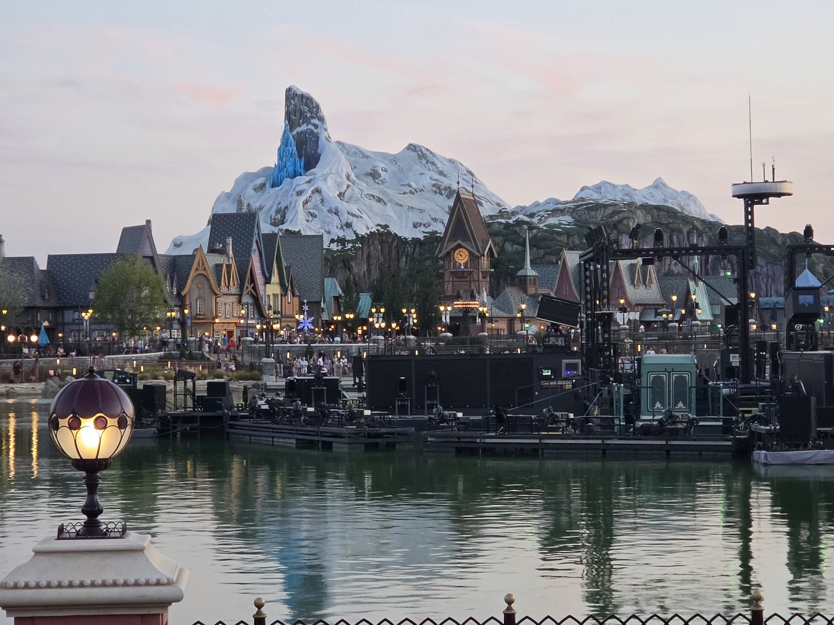 JFBottawa's tweet photo. The evening is slowly rolling in Arendelle...and nearby areas https://t.co/P8Ne0X2kf1
