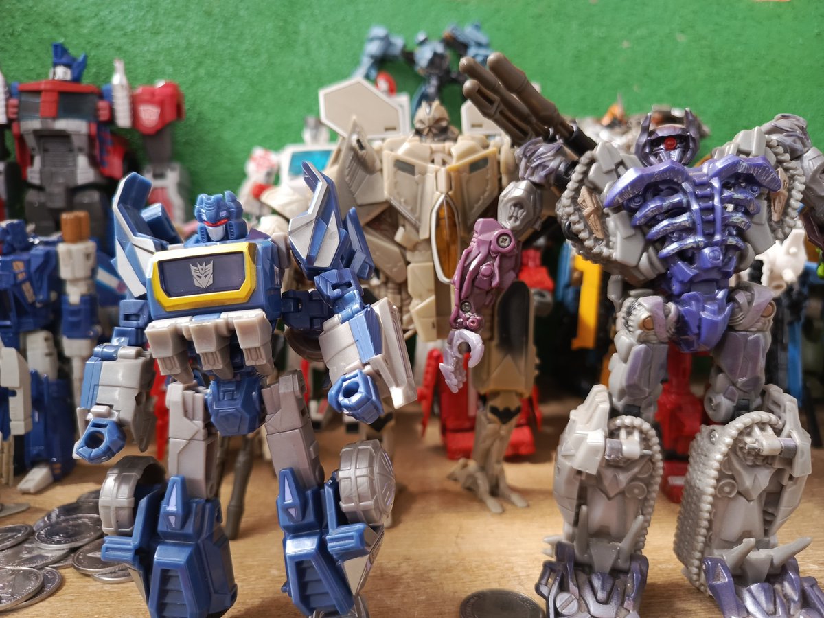 Flowey_la_flor_'s tweet photo. Finalmente tengo mi primer Soundwave!

Ya tengo el trío principal Decepticon https://t.co/Jk6HtWxYQ8