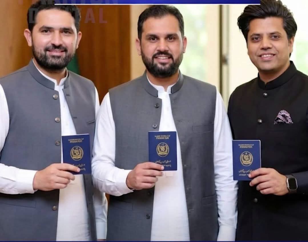 nighatkhan_m's tweet photo. بات عمران خان کے عشق میں جان دینے سے لے کر بلیو پاسپورٹ حاصل کرنے تک پہنچ گئی ہے 
کے پی کے ان کارٹونوں کو بھی بھی پتہ ہے وقت بہت کم ہے اس لیے پہلے ہی بھاگنے کی تیاری کر رہے ہیں https://t.co/QhBSVMaIit