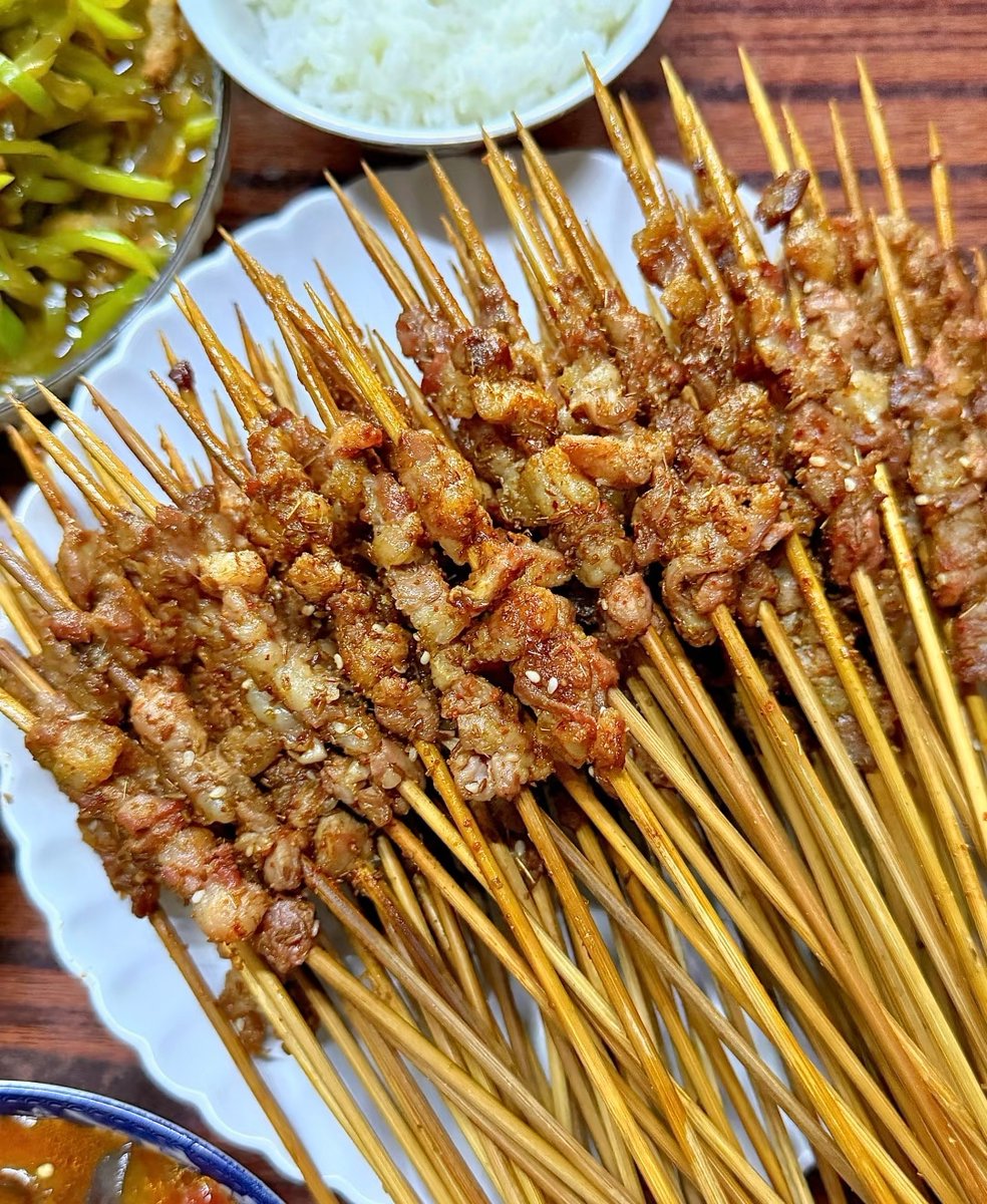 MilfordTyda9's tweet photo. Craving late-night street snacks This crispy golden fried skewer with a drizzle of spicy chili oil hits different after a long day! ， https://t.co/axLru5UrLa