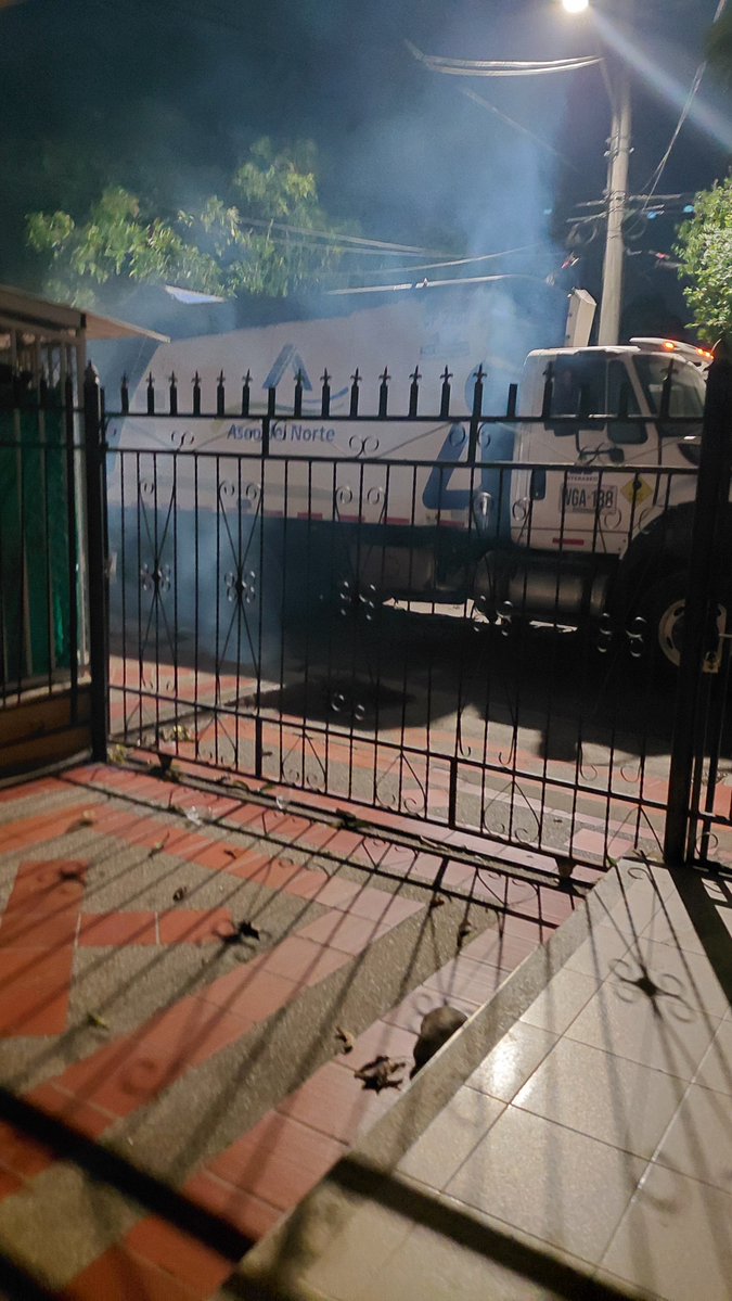 elkindavid14's tweet photo. Mientras @aseodelnorteof1 disfrutan de grandes ganancias, los verdaderos héroes de la ciudad se ahogan trabajando. Los operarios  exponen su salud a diario respirando este humo tóxico. En solidaridad vecino da tapabocas N95 @Corpocesar @RadioGuatapuri @AlcaldiaVpar @RTANoticias https://t.co/qpM0MzwH2D