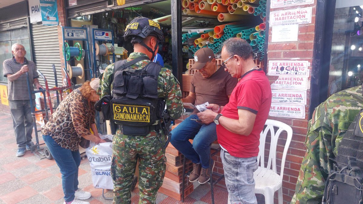 PuenteAranda_'s tweet photo. En la UPZ Muzú, continuamos fortaleciendo la prevención. Sensibilizamos a comerciantes del barrio Santa Rita sobre las líneas de atención para denunciar casos de extorsión y secuestro. @GaulaMilitares https://t.co/dlbri80ItS