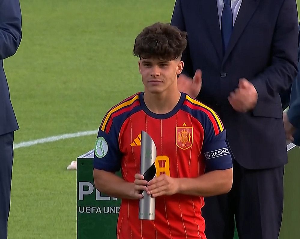 FTalentScout's tweet photo. Quim Junyent is the MVP of EURO U-19 2026!

2026: 🇪🇸 QUIM JUNYENT
2025: 🇳🇱 Kees Smit
2024: 🇪🇸 Iker Bravo
2023: 🇮🇹 Luis Hasa
2017: 🏴󠁧󠁢󠁥󠁮󠁧󠁿Mason Mount
2016: 🇫🇷 Jean-Kévin Augustin
2015: 🇪🇸 Marco Asensio
2014: 🇩🇪 Davie Selke
2013: 🇷🇸 Aleksandar Mitrović
2012: 🇪🇸 Gerard Deulofeu
2011: 🇪🇸 Álex Fernández
2010: 🇫🇷 Gaël Kakuta
2009: 🇺🇦 Kyrylo Petrov
2008: 🇩🇪Lars Bender & 🇩🇪 Sven Bender
2007: 🇬🇷 Sotiris Ninis
2006: 🇪🇸 Alberto Bueno
2005: 🇫🇷 Abdoulaye Baldé
2004: 🇪🇸 Juanfran
2003: 🇮🇹 Alberto Aquilani
2002: 🇪🇸 Fernando Torres