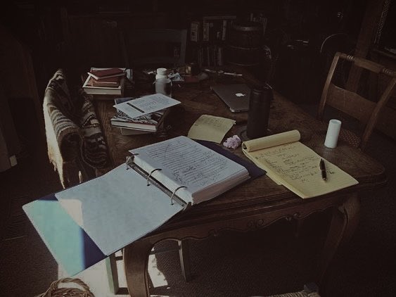 ssuccau's tweet photo. 🗞️ Evan x Leitor

A edição do jornal da escola precisava ser finalizada até a manhã seguinte, e o que parecia uma tarefa simples acabou se transformando em uma mesa coberta de entrevistas, fotos, rascunhos e folhas riscadas. 

— #DisputaDasPaixões https://t.co/OU8dYvmwWw