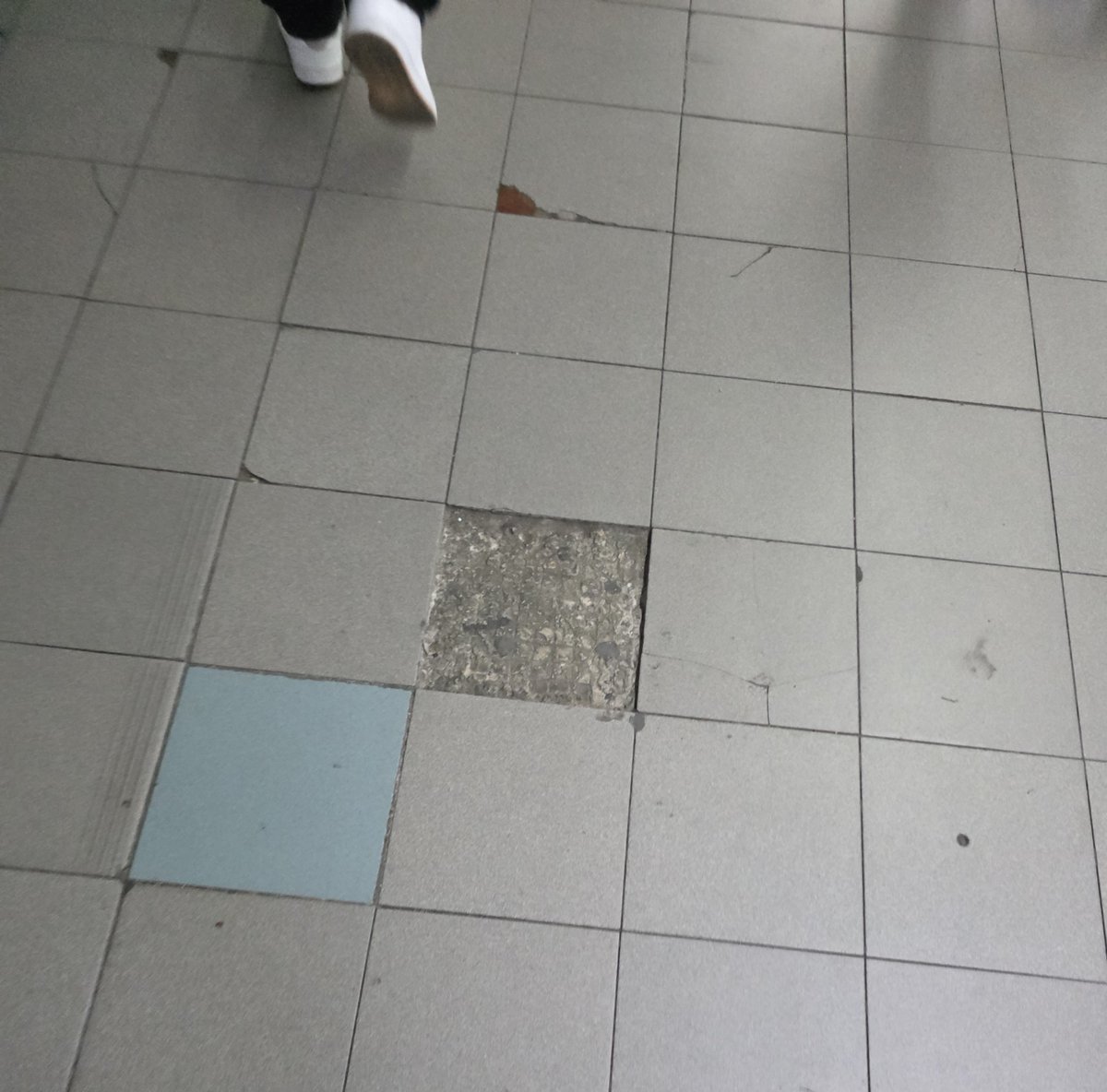 Picos6b's tweet photo. @MetroCDMX @AdrianRubalcava cuando van a poner las piezas faltantes del piso en Santo del Agua linea 8??? https://t.co/w1LqtcaHAB