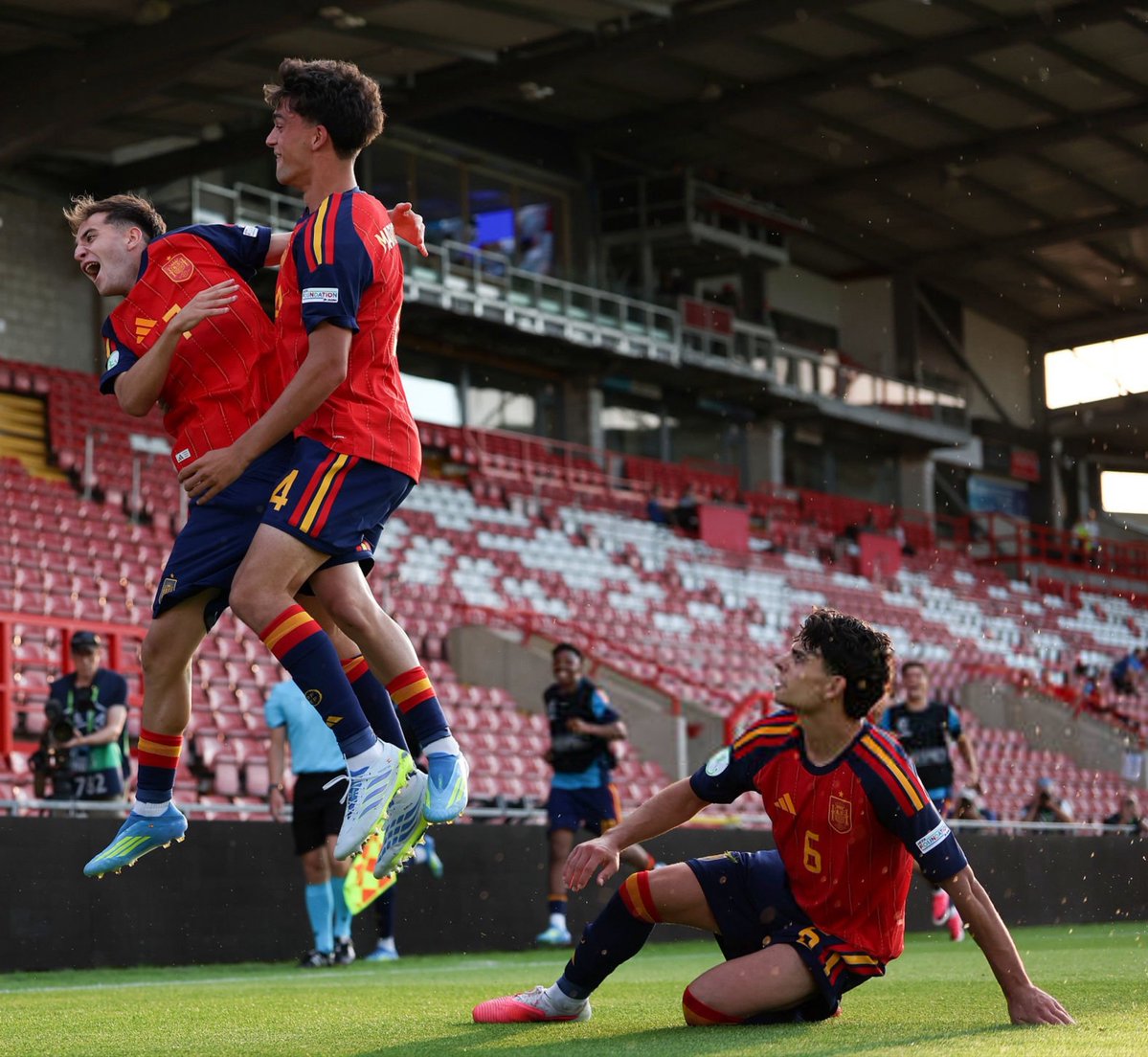 forcabarca_ar's tweet photo. تشافي إسبارت يفوز بـ يورو U19 مع إسبانيا بعد الفوز على ألمانيا 2-0 في النهائي 🏆🇪🇸 https://t.co/oVXXzC0vwx