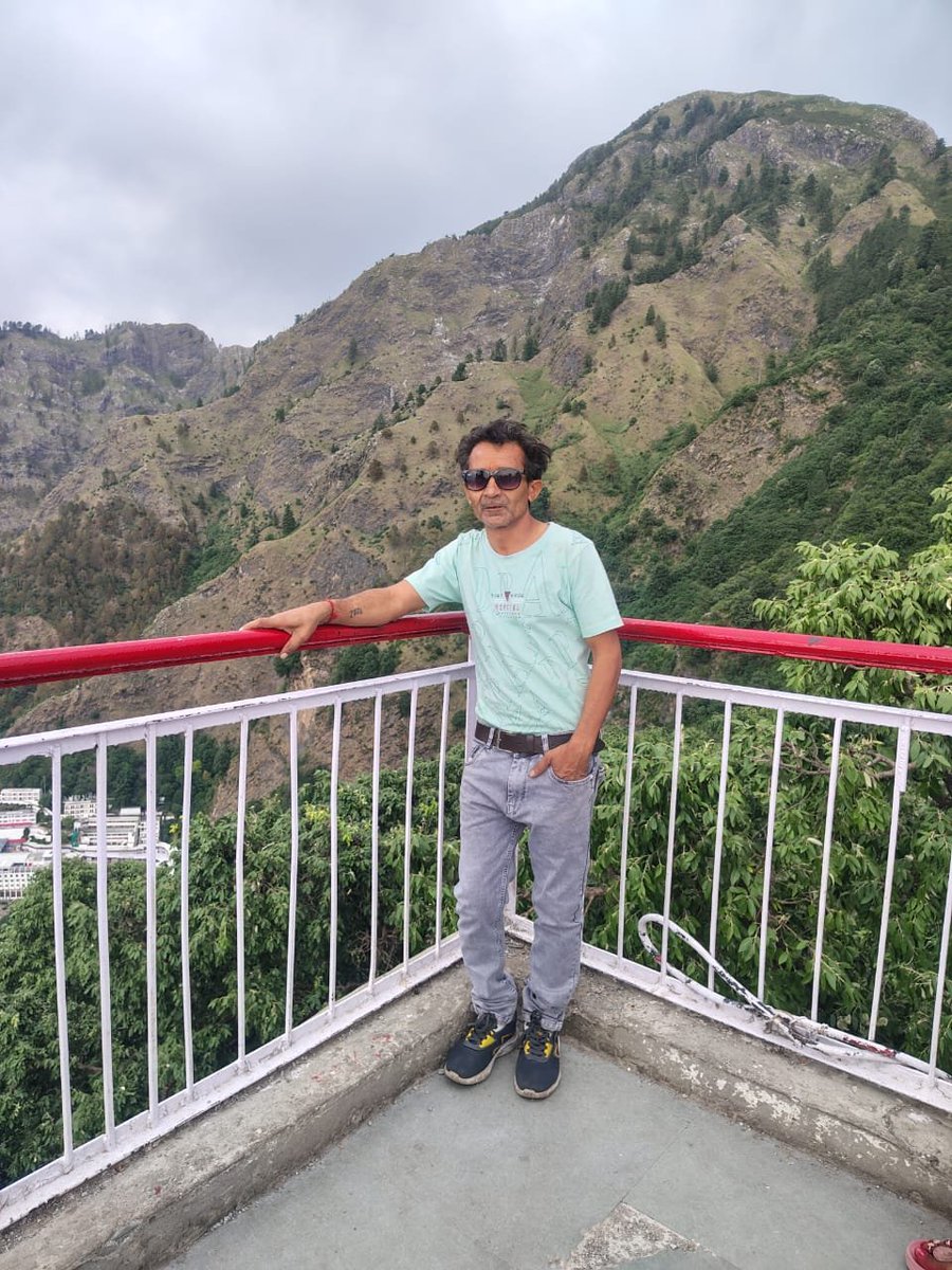 ManojSh28986262's tweet photo. यूपी के बिजनौर में मालन नदी के रपटा को पार करते समय हल्दौर क्षेत्र के बिलाई कूकड़ा निवासी रावेन्द्र सिंह तेज बहाव में बह गए !!
घटना का #Live_Video सामने आया है! बताया जा रहा है कि स्थानीय लोगों ने उन्हें रपटा पार न करने की चेतावनी दी थी, लेकिन उन्होंने बात नहीं मानी !!
#ViralVideo #Soshalmidia @Uppolice @UPPViralCheck