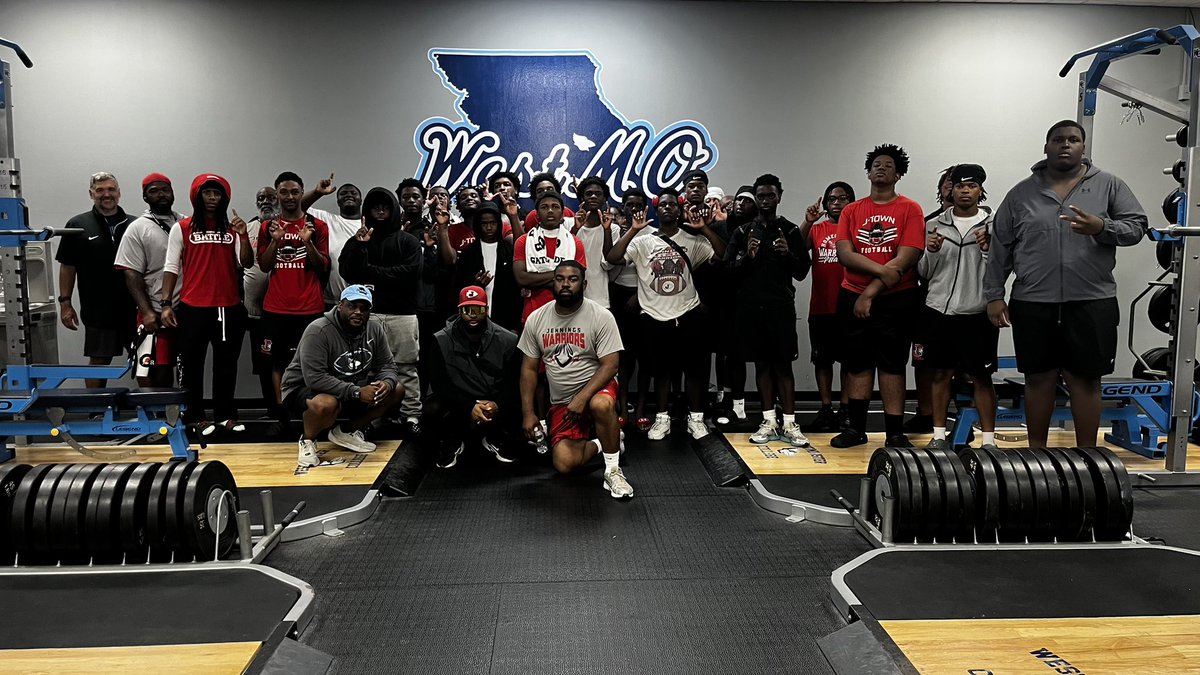 coachdgreen_'s tweet photo. Big gratitude to @Coach_Butts & @WESTMOFB for a powerful Team Camp today.

Iron sharpening iron with Hallsville, N. Calloway, and Father Talton HS. Today was high reps, high standard, PRIME execution. “Prime” was the word of the week: prime focus, prime effort, prime growth.

And this week felt like the primer for everything the rest of the summer is about to unlock.

Somebody’s about to separate…

Ready to see who rises and claims Warrior of the Week.

@jtownfball314 

#WarriorDNA 
#ByAnyMeans 
#Ball4DG