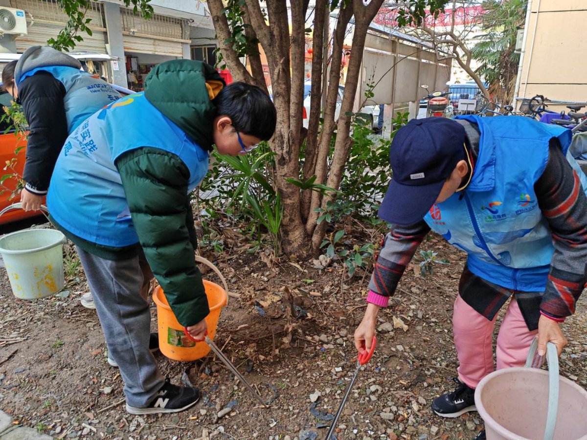 jh_poca's tweet photo. Neighbors helped each other carry groceries and water plants during the heavy rain today—small acts make a warm neighborhood!， https://t.co/Wy88fsBIYU