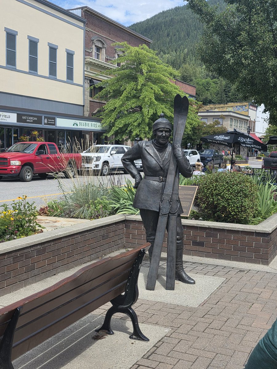 3rwinU's tweet photo. MacKenzie Ave, Revelstoke, British Columbia https://t.co/FpXaR9OvAZ