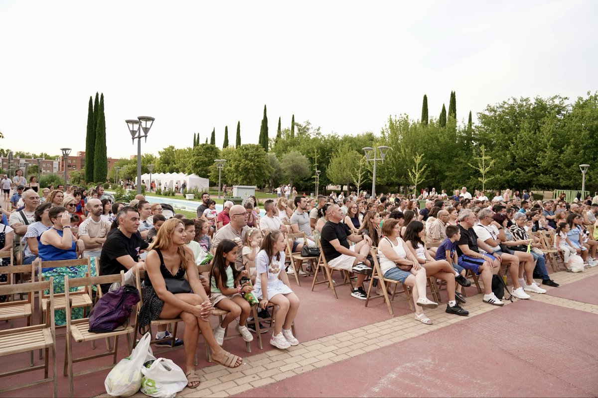 AytoPinto's tweet photo. 🪄El mago Andrés Cañadas nos ha hecho disfrutar de un gran espectáculo de ilusión para toda la familia y un escenario único como el que nos regala el lago del Parque Juan Carlos I🏞️
Porque con #PintodeVerano lo imposible siempre se hace posible 🤩
#Pinto #Magia #Cultura https://t.co/59U6mSGl6J