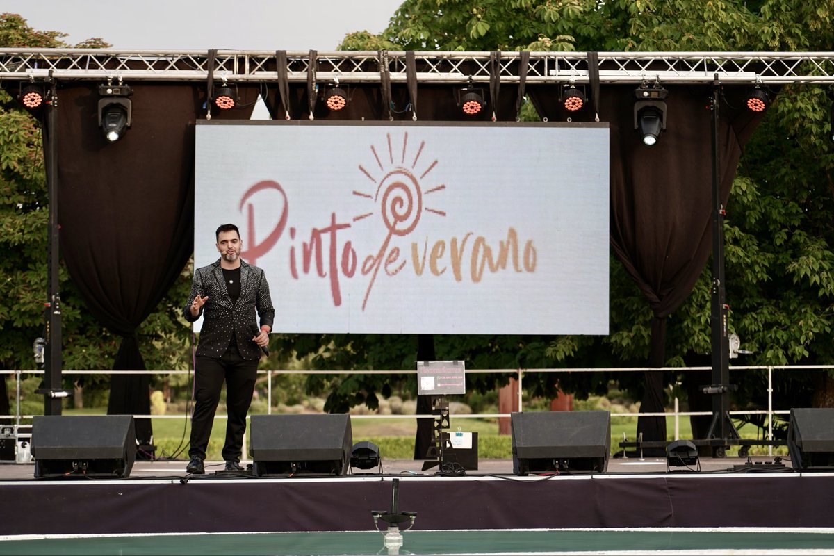 AytoPinto's tweet photo. 🪄El mago Andrés Cañadas nos ha hecho disfrutar de un gran espectáculo de ilusión para toda la familia y un escenario único como el que nos regala el lago del Parque Juan Carlos I🏞️
Porque con #PintodeVerano lo imposible siempre se hace posible 🤩
#Pinto #Magia #Cultura https://t.co/59U6mSGl6J